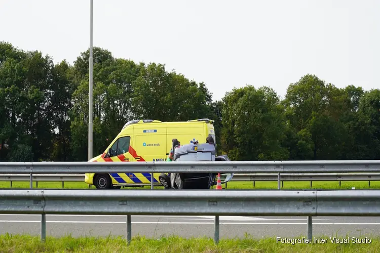 Auto over de kop op A9 bij Heiloo