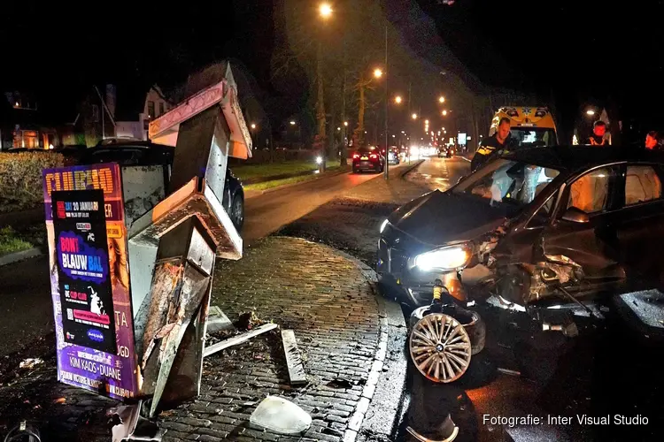 Auto knalt op reclamezuil in Heiloo