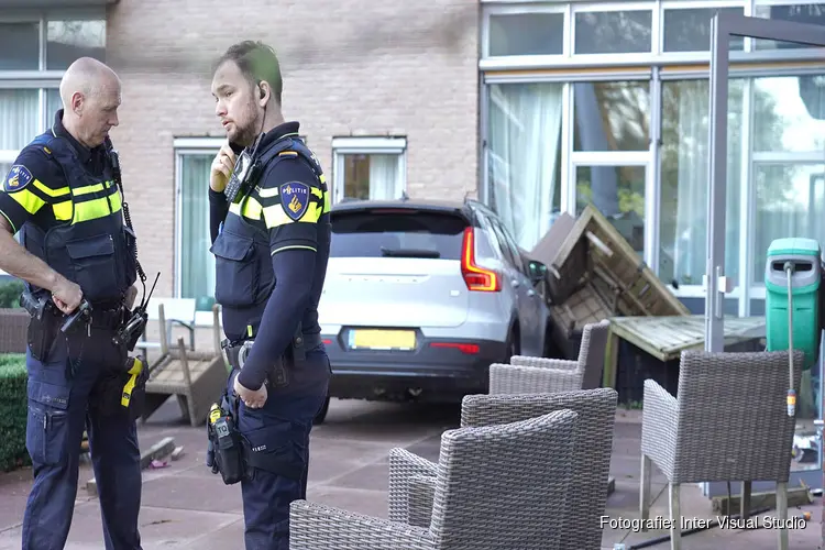 Vrouw rijdt tegen zorgcentrum aan in Heiloo