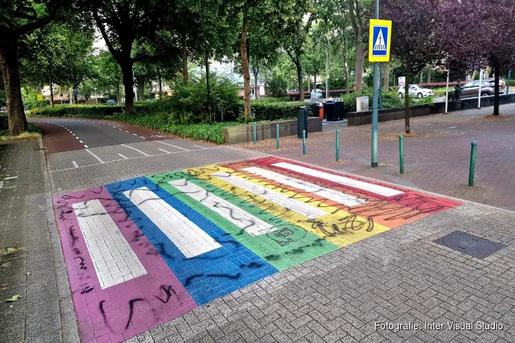 Gekleurde zebrapaden in Heiloo besmeurd