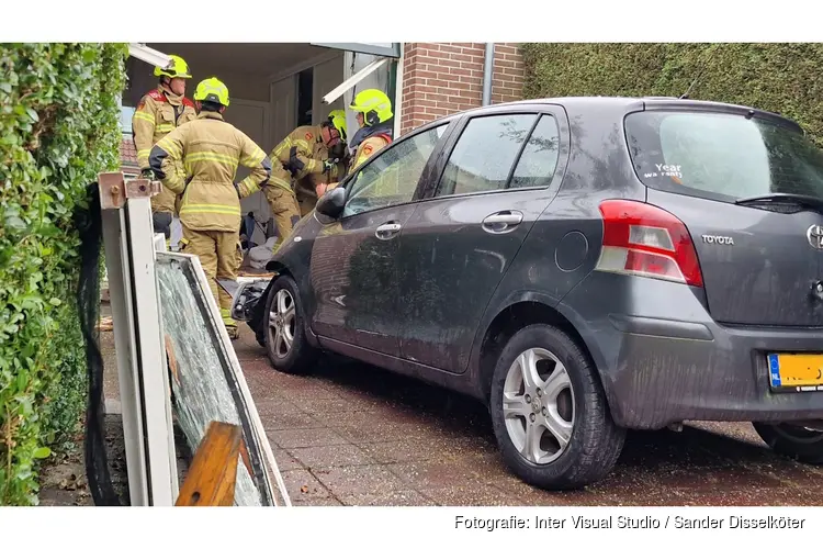 Automobilist rijdt tegen woning overburen