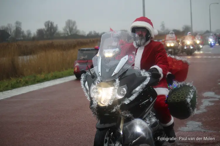 Honderd kerstmannen- en vrouwen op de motor voor Santa Máxima