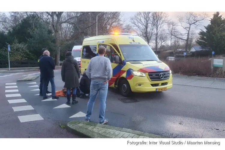 Ongeluk op rotonde in Heiloo, fietser naar ziekenhuis