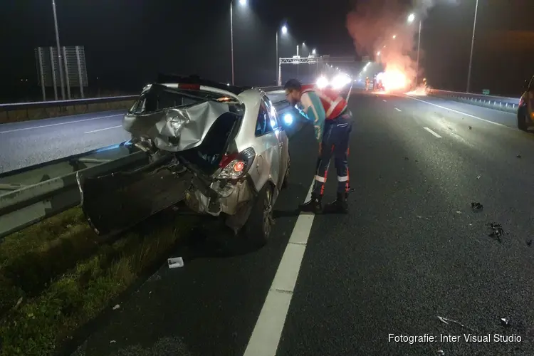 Auto vliegt in brand na ongeval op A9 bij Akersloot