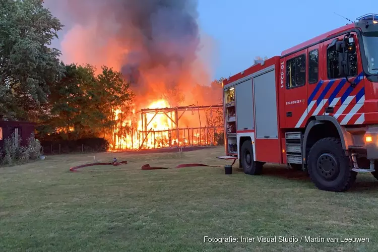 Zeer grote brand in twee schuren in Bergen