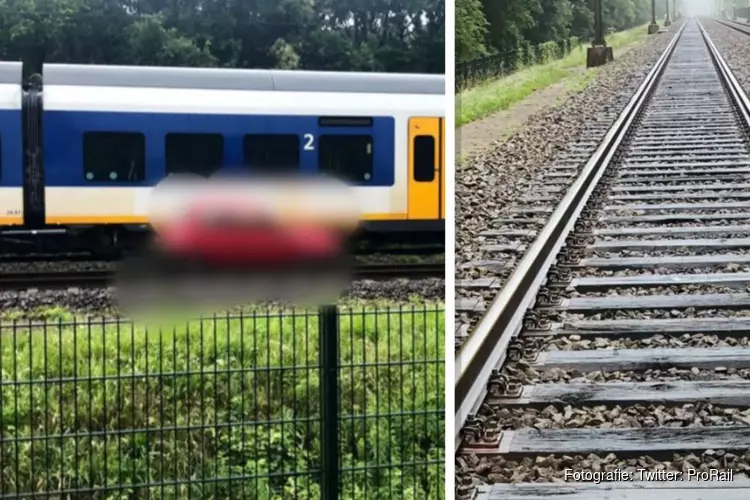 Auto door trein geschept op bewaakte spoorwegovergang in Heiloo