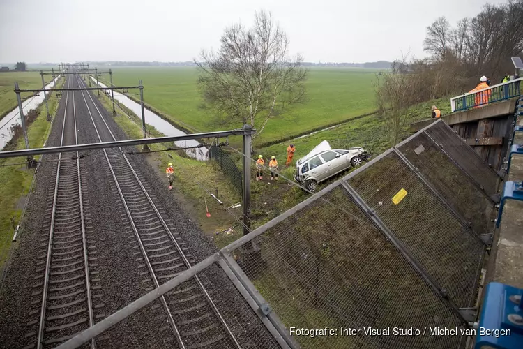 Auto crasht bij spoor Castricum, treinverkeer plat