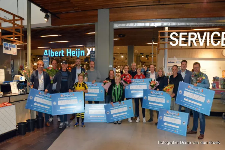 Voetbalclubs in regio Alkmaar ontvangen mooie cheque na spaaractie Albert Heijn