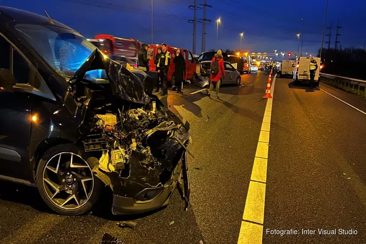 Ravage en lange file na kettingbotsing op A9 bij Spaarndam