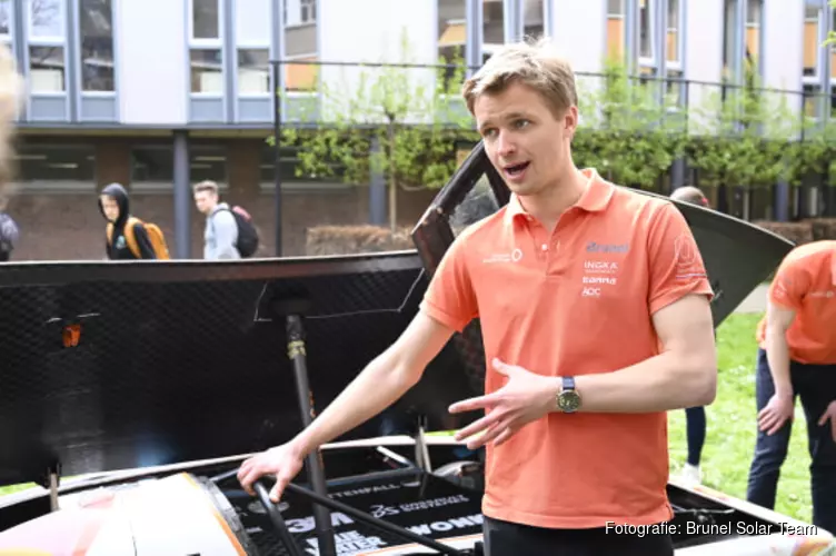 Laurens uit Heiloo op bezoek met zonneauto bij Murmellius Gymnasium in Alkmaar