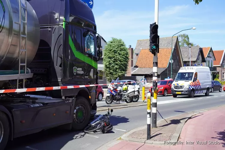 Fietser aangereden door vrachtwagen in Heiloo