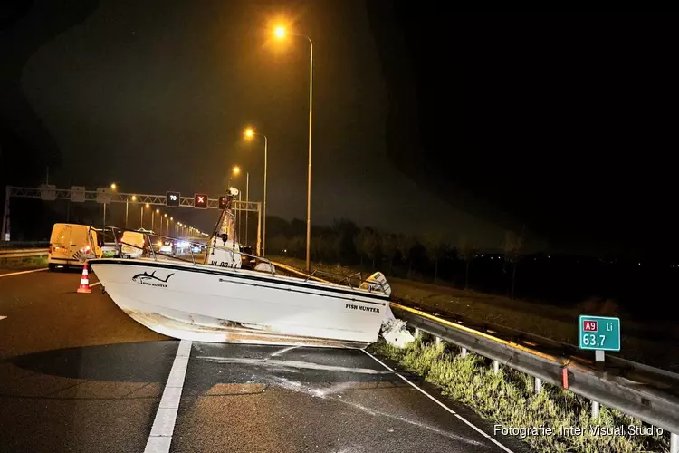 Aanhanger verliest net gekochte boot op A9