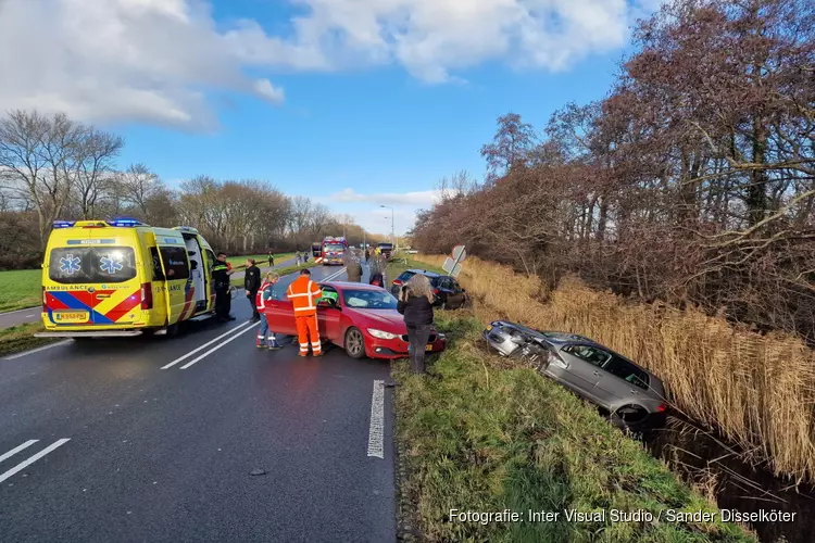 Botsing met vier auto&#39;s op N203 bij Castricum, zeker twee gewonden