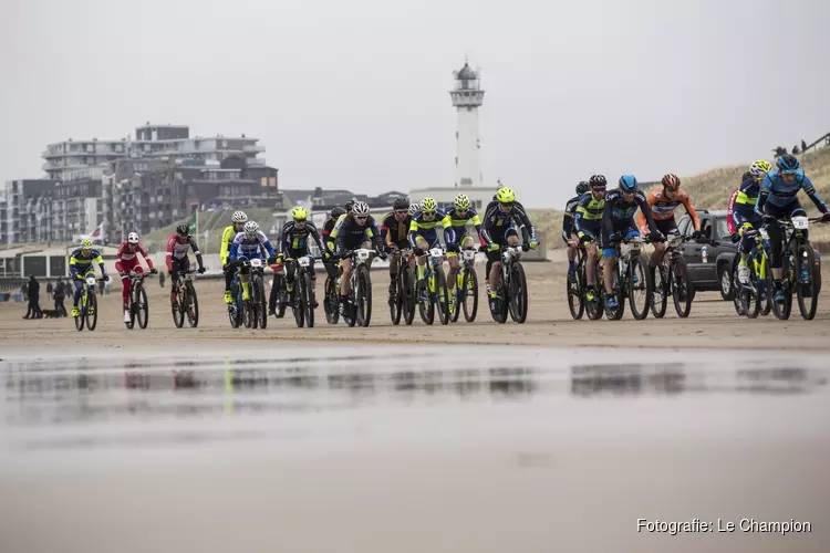 18.000 fietsers en hardlopers starten het nieuwe jaar in Egmond aan Zee