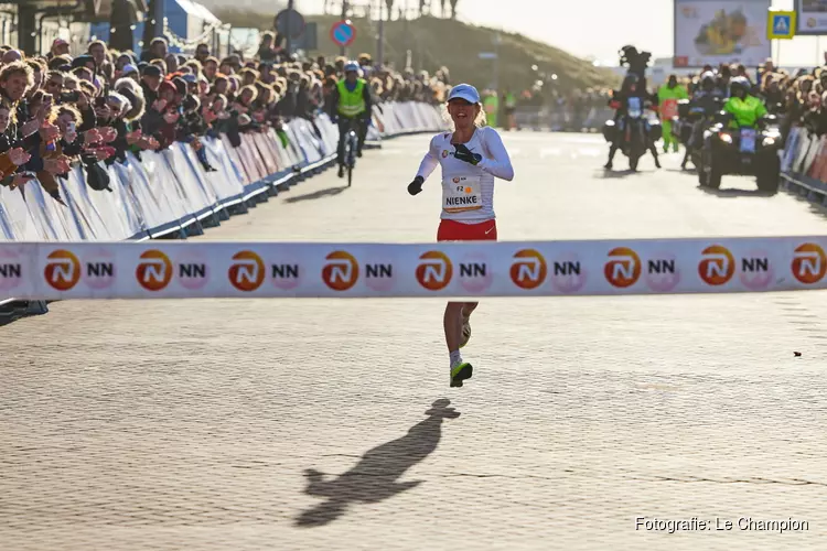 Soufiane Bouchikhi en Nienke Brinkman winnen winterklassieker NN Egmond Halve Marathon